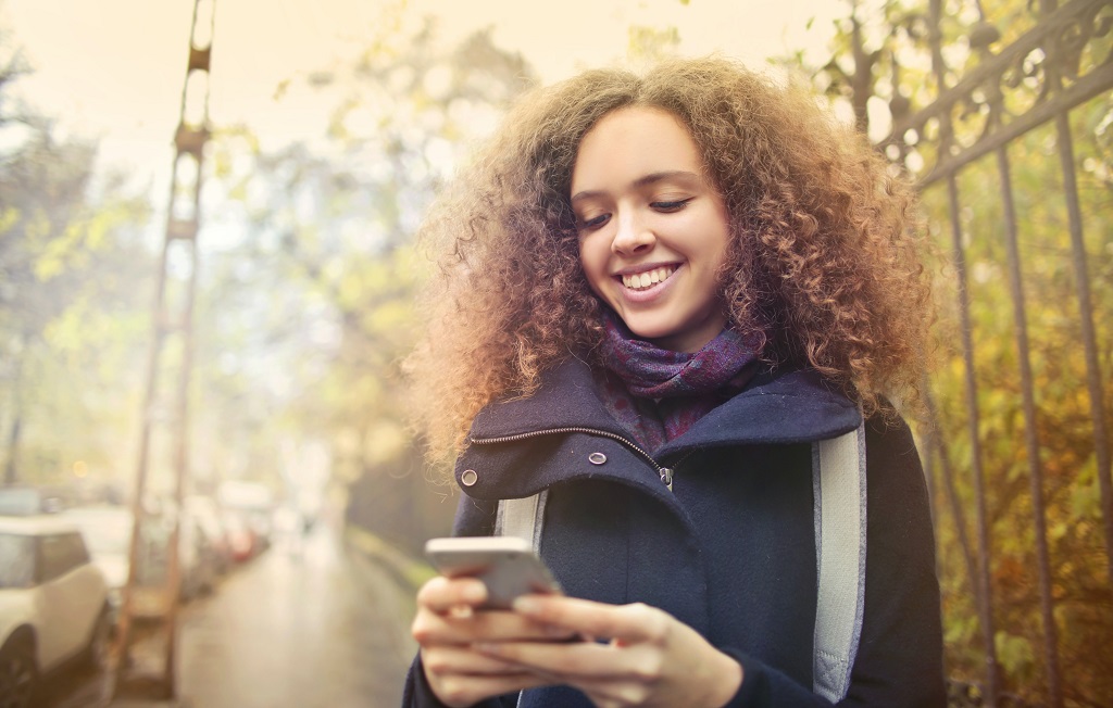 photo-of-woman-using-smartphone-3811808 1024 px